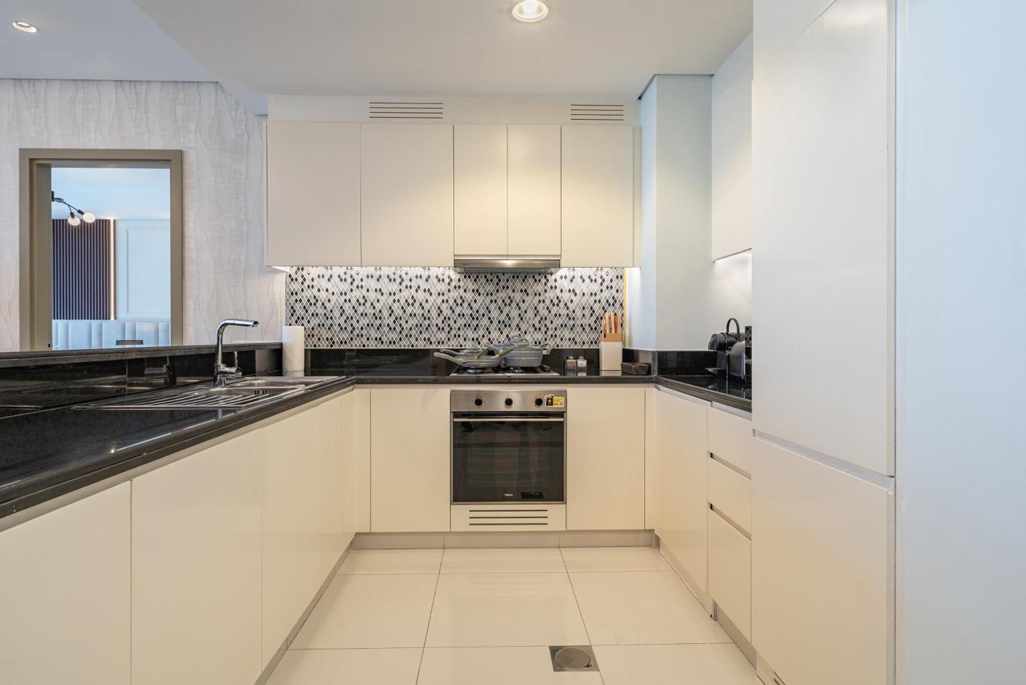 Apartment 3 Bedroom - Pool Access - 7 Mins To Mall - Sun Set View Dubai